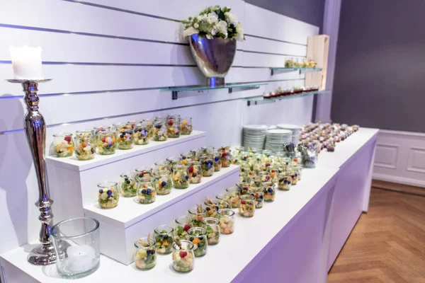 Closeup çok tatlı kavanoz kadar taze meyve jöle ve krema ile açık büfe masada rowed