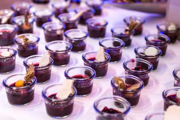 Closeup çok tatlı kavanoz kadar taze meyve jöle ve krema ile açık büfe masada rowed