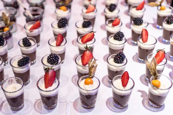 Closeup çok tatlı kavanoz kadar taze meyve jöle ve krema ile açık büfe masada rowed