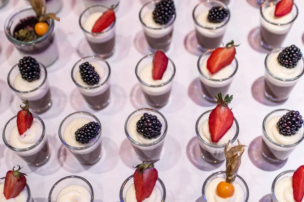 Closeup çok tatlı kavanoz kadar taze meyve jöle ve krema ile açık büfe masada rowed