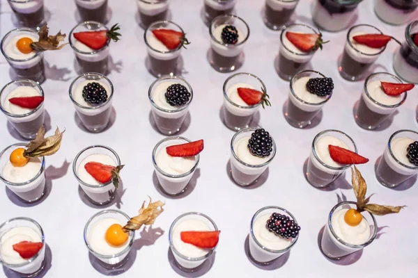 Closeup çok tatlı kavanoz kadar taze meyve jöle ve krema ile açık büfe masada rowed