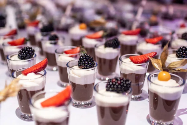 Closeup çok tatlı kavanoz kadar taze meyve jöle ve krema ile açık büfe masada rowed