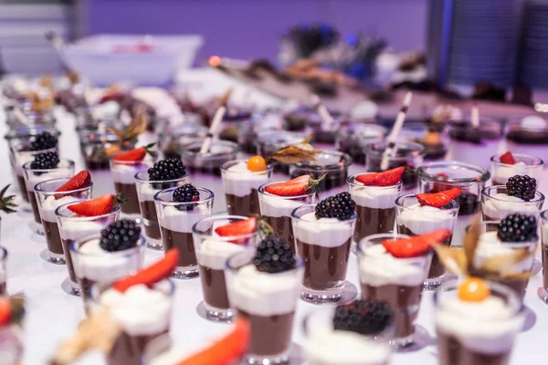 Closeup muitos jarro de sobremesa remado em mesa buffet com geléia de frutas frescas e creme — Fotografia de Stock