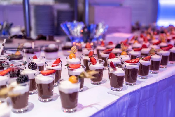 Closeup çok tatlı kavanoz kadar taze meyve jöle ve krema ile açık büfe masada rowed