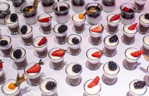 Крупный план много десерт банка гребли на стол со свежими фруктами желе и сливки — стоковое фото