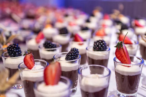 Closeup çok tatlı kavanoz kadar taze meyve jöle ve krema ile açık büfe masada rowed
