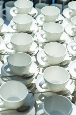 Soyut kahve çay bardak kahve makinesi ile birçok satır bulanık