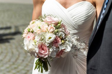 Buket çiçek Düğün Gelin closeup tarafından düzenlenen. Pembe çiçek