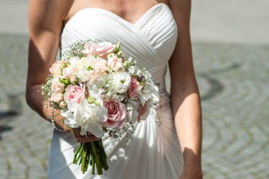 Buket çiçek Düğün Gelin closeup tarafından düzenlenen. Pembe çiçek