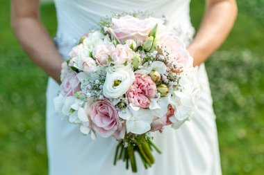 Buket çiçek Düğün Gelin closeup tarafından düzenlenen. Pembe çiçek