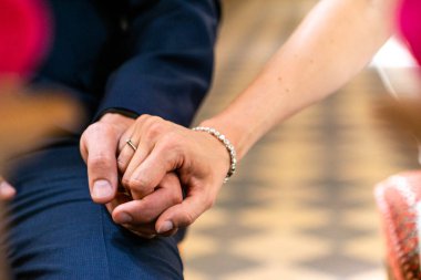 Eller damat ve gelin alyans kutlama aşk sembolü ile