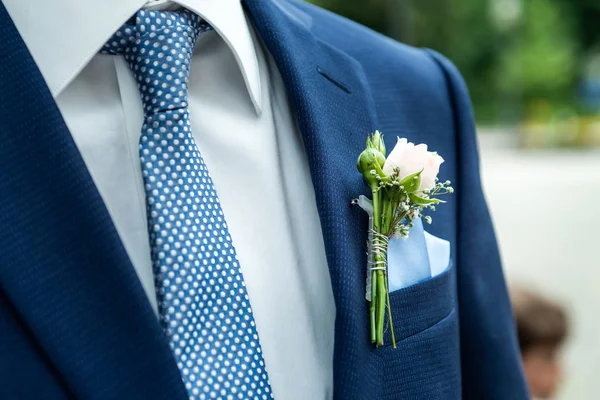 Rosa rosa boutonniere flor novio boda abrigo con corbata — Foto de Stock