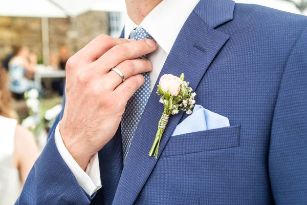 Pembe Gül yaka çiçeği çiçek Damat Düğün ceket kravat forması ile — Stok fotoğraf