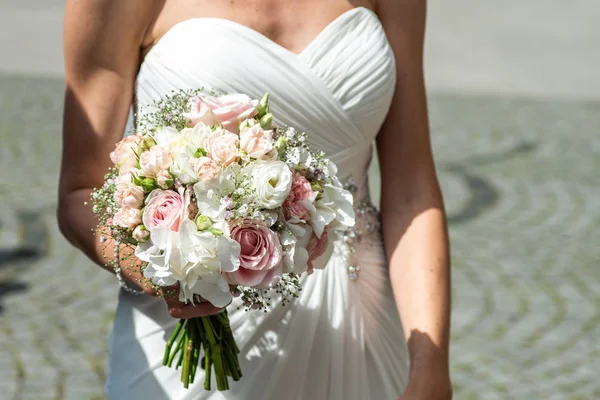 Buket çiçek Düğün Gelin closeup tarafından düzenlenen. Pembe çiçek