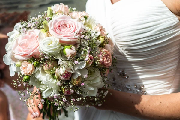 Buket çiçek Düğün Gelin closeup tarafından düzenlenen. Pembe çiçek