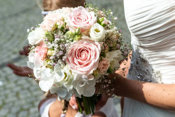 Wedding bouquet of flowers held by bride closeup. Pink flower — Stock Photo, Image
