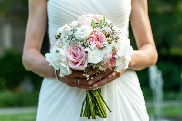 Buket çiçek Düğün Gelin closeup tarafından düzenlenen. Pembe çiçek