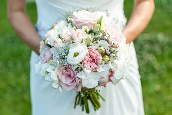 Buket çiçek Düğün Gelin closeup tarafından düzenlenen. Pembe çiçek