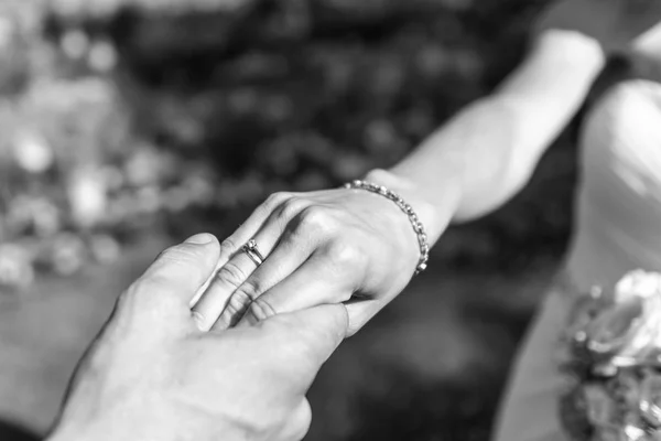 Руки нареченого і нареченої з обручками святкування любов символ — стокове фото