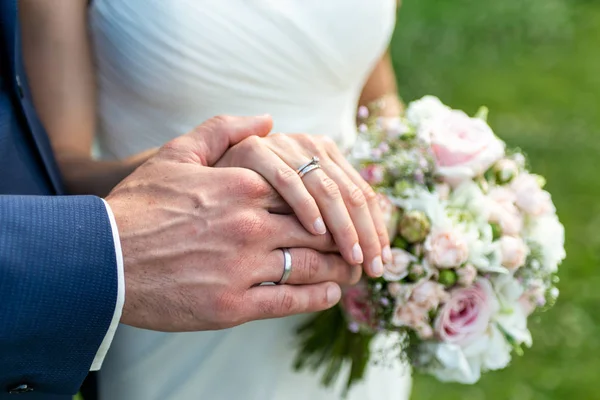 Mãos noivo e noiva com anéis de casamento celebração símbolo do amor — Fotografia de Stock