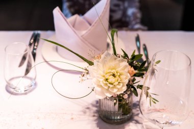 Düğün için ayarları dekorasyon açık kurulum ile pembe renkli çiçek çiçekler