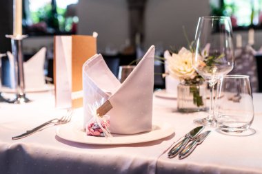 Konuklar yemekleri ile su çiçekler bekleyen evlilik, Tablo ayarı