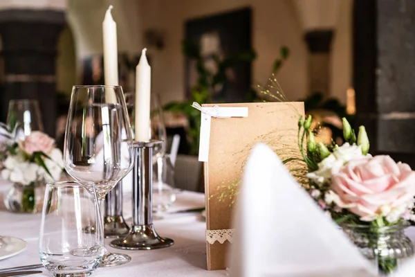 Configuración de la mesa en el matrimonio esperando a los huéspedes con platos flores de agua — Foto de Stock