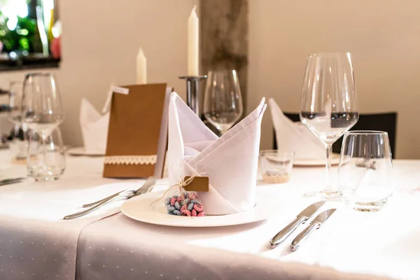 Configuración de la mesa en el matrimonio esperando a los huéspedes con platos flores de agua — Foto de Stock