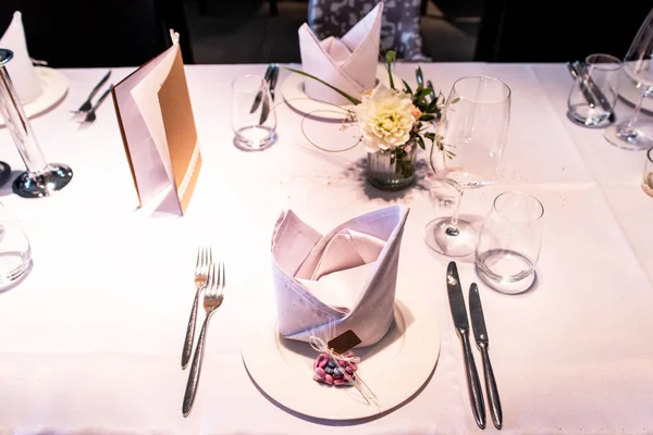 लग्नाला टेबल सेटअप डिश पाणी फुलांसह अतिथी प्रतीक्षा — स्टॉक फोटो, इमेज