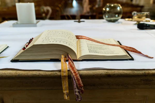 Προσεύχεται βιβλίο στο βωμό μιας εκκλησίας πριν από το γάμο που επικεντρώθηκε στην Αγία Γραφή — Φωτογραφία Αρχείου