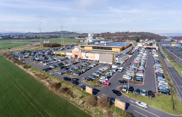 Alemania Koblenz 03.04.2018 Vista aérea del mercado comercial Globus con un enorme estacionamiento durante la hora punta del shpping — Foto de Stock