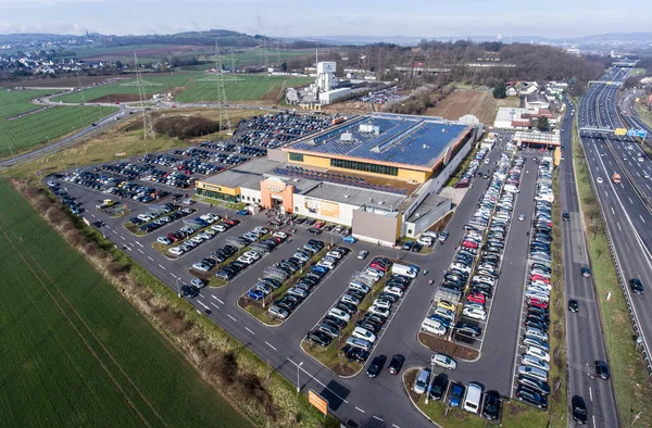 Büyük otopark ile Pazar Globus shpping saatinde alışveriş Almanya Koblenz 03.04.2018 havadan görünümü
