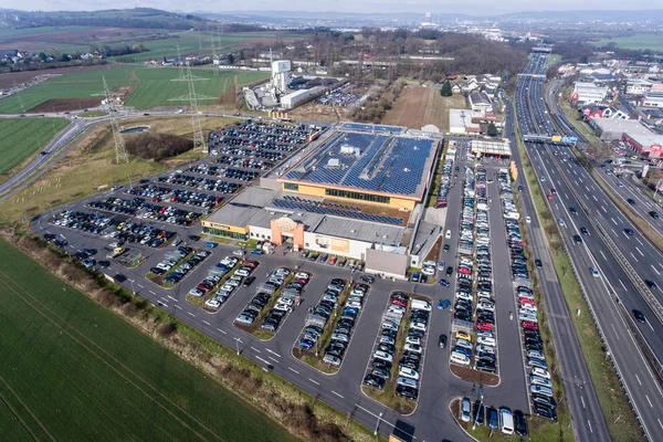 Germania Coblenza 03.04.2018 Veduta aerea del mercato dello shopping Globus con un parcheggio enorme durante lo shpping ora di punta — Foto Stock