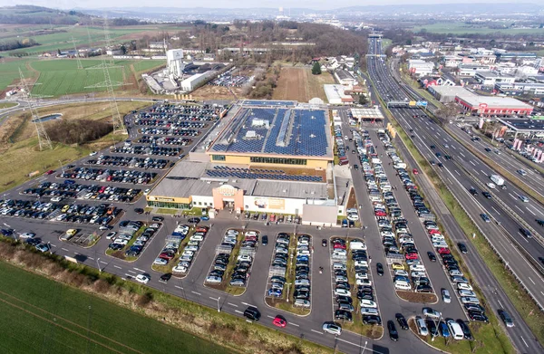 Germania Coblenza 03.04.2018 Veduta aerea del mercato dello shopping Globus con un parcheggio enorme durante lo shpping ora di punta — Foto Stock