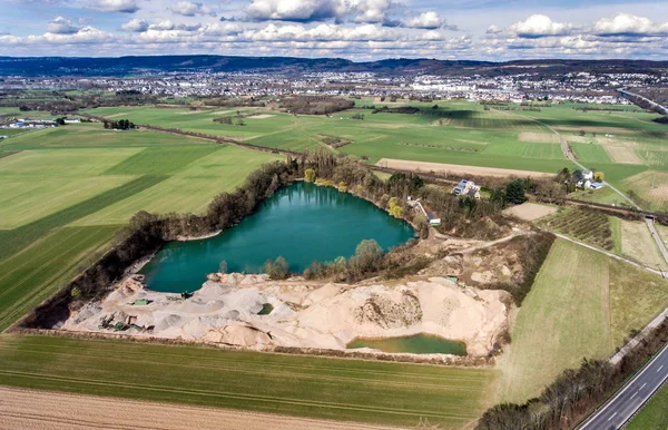 Vista aérea do drone do lago de dragagem a céu aberto em uma mina de cascalho abandonada — Fotografia de Stock