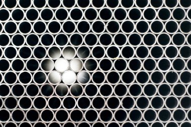 Metal borular diğer ucunda ışık gösteren Özet görüntüsü. Arka plan doku.