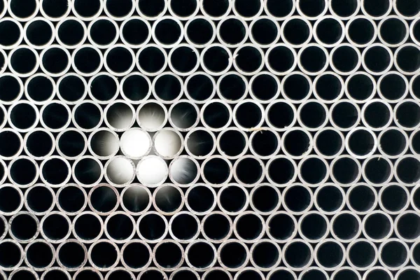 Immagine astratta di tubi metallici che mostrano la luce sull'altra estremità. . — Foto Stock