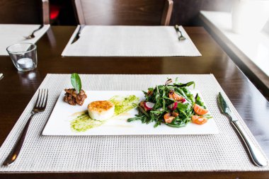 Sağlıklı sebze yaz salatası, taze sebze ve sos ızgara peynir flambe plaka akşam yemeği masaya düzenlenmiş