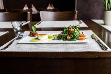 Sağlıklı sebze yaz salatası, taze sebze ve sos ızgara peynir flambe plaka akşam yemeği masaya düzenlenmiş