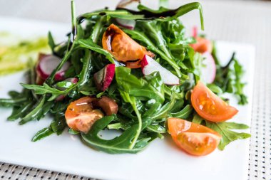 Sağlıklı sebze yaz salatası, taze sebze ve sos ızgara peynir flambe plaka akşam yemeği masaya düzenlenmiş