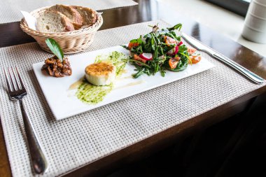 Sağlıklı sebze yaz salatası, taze sebze ve sos ızgara peynir flambe plaka akşam yemeği masaya düzenlenmiş