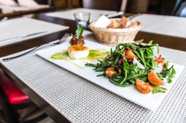 Sağlıklı sebze yaz salatası, taze sebze ve sos ızgara peynir flambe plaka akşam yemeği masaya düzenlenmiş