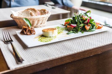 Sağlıklı sebze yaz salatası, taze sebze ve sos ızgara peynir flambe plaka akşam yemeği masaya düzenlenmiş