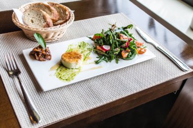 Sağlıklı sebze yaz salatası, taze sebze ve sos ızgara peynir flambe plaka akşam yemeği masaya düzenlenmiş