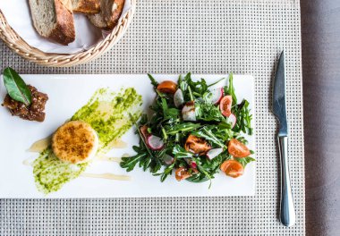 Sağlıklı sebze yaz salatası, taze sebze ve sos ızgara peynir flambe plaka akşam yemeği masaya düzenlenmiş