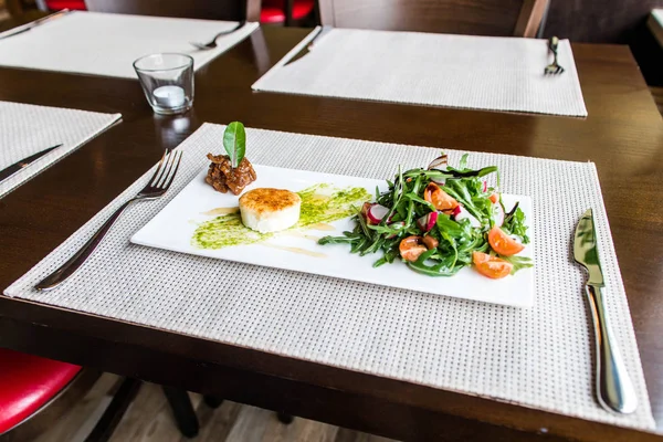 Здоровий овочевий літній салат, свіжі овочі та заправка з фламінгом на грилі, організований на тарілці обідній стіл — стокове фото