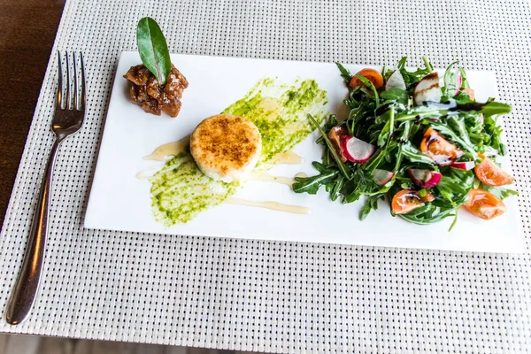 Sağlıklı sebze yaz salatası, taze sebze ve sos ızgara peynir flambe plaka akşam yemeği masaya düzenlenmiş