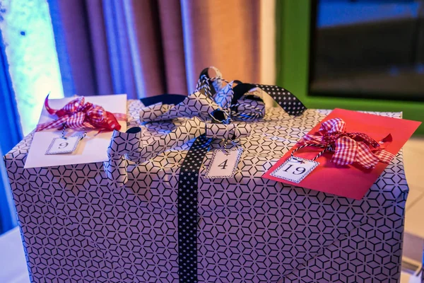 Vista de varias cajas de regalo en la mesa de madera numerada para una tombola de Navidad para ganar —  Fotos de Stock