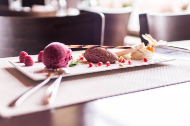 kahverengi mousse au çikolata tatlı tatlı ve dekorasyon beyaz tabak arka plan üzerinde parça