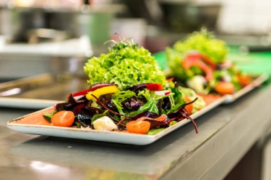 Taze domates sebze salata Izgara tavuk göğsü fileto. mutfakta aşçı tarafından yapılan kavramı sağlıklı gıda